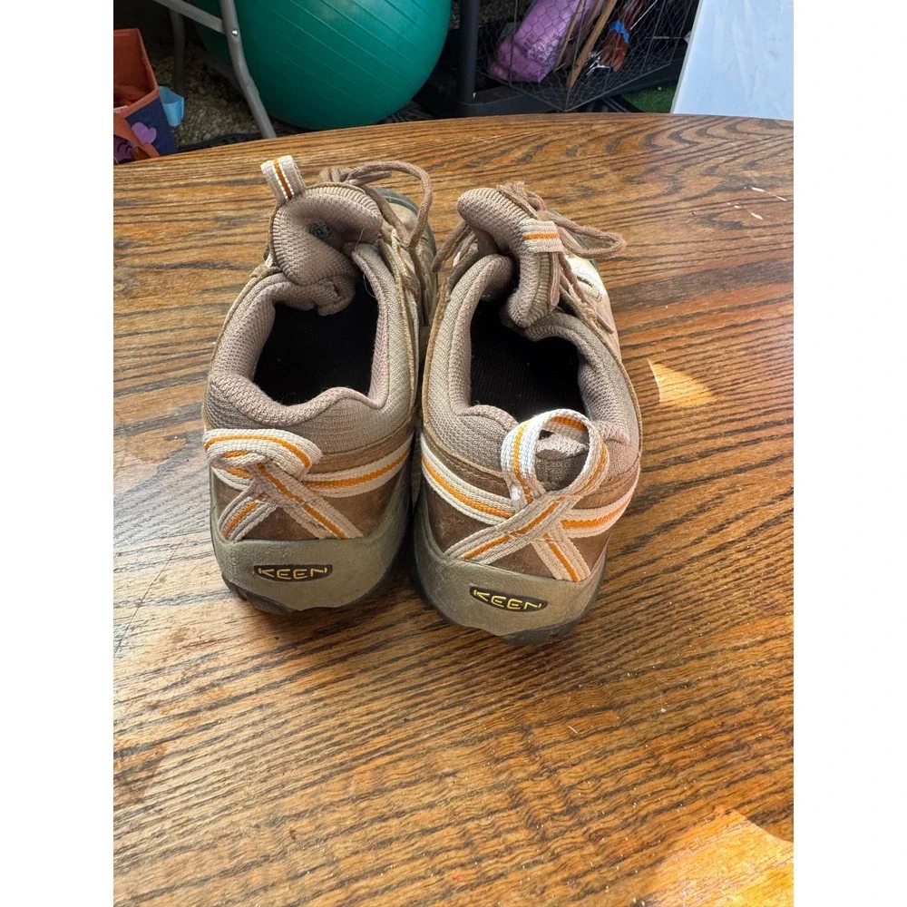 Keen Woman's size 8.5 Hiking Biking Walking Winter Brown Leather Warm